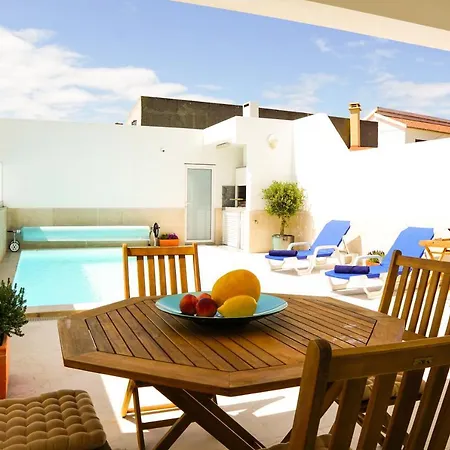 Modernes Haus Mit Spektakulaerem Meerblick Und Pool 度假居 *