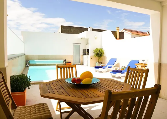 Modernes Haus Mit Spektakulaerem Meerblick Und Pool 度假居 *